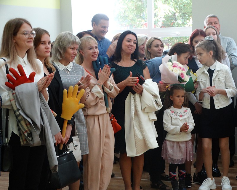 Детей на линейке поддержали родные Фото: Дарья ЮДИНА