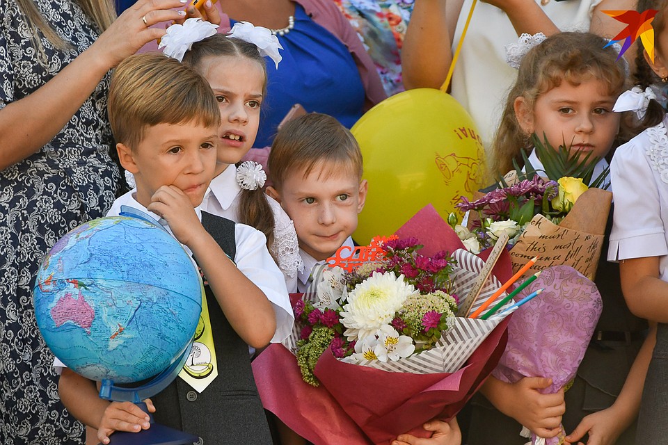 Первоклашки пришли с большими букетами Фото: Кирилл ВЕРШИНИН