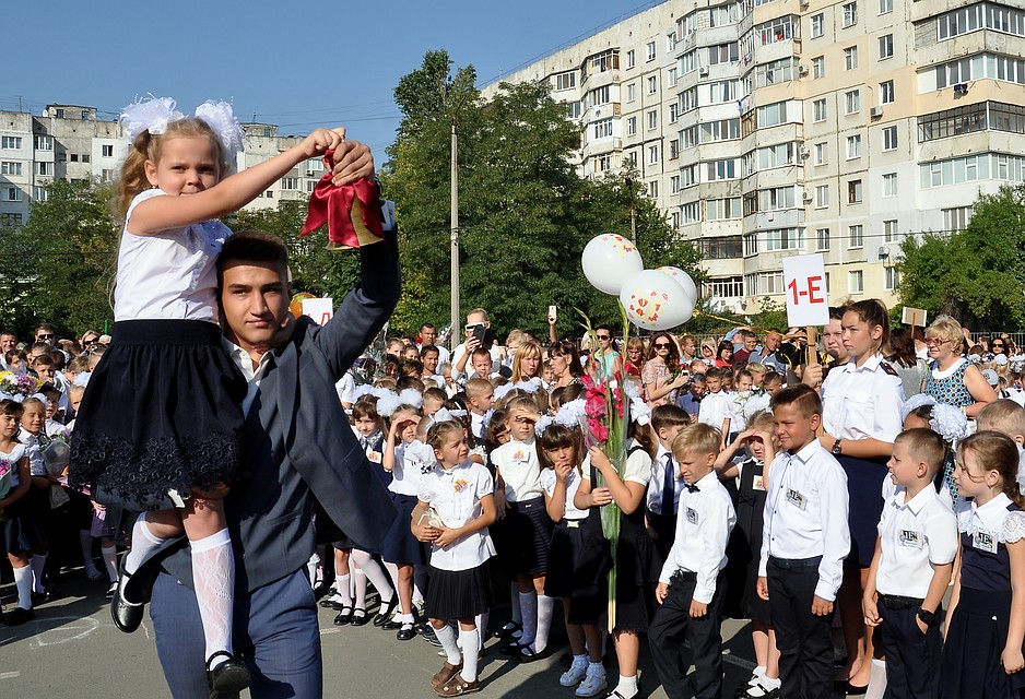 Первоклассница дала первый в 2019 году звонок Фото: Виталий ПАРУБОВ