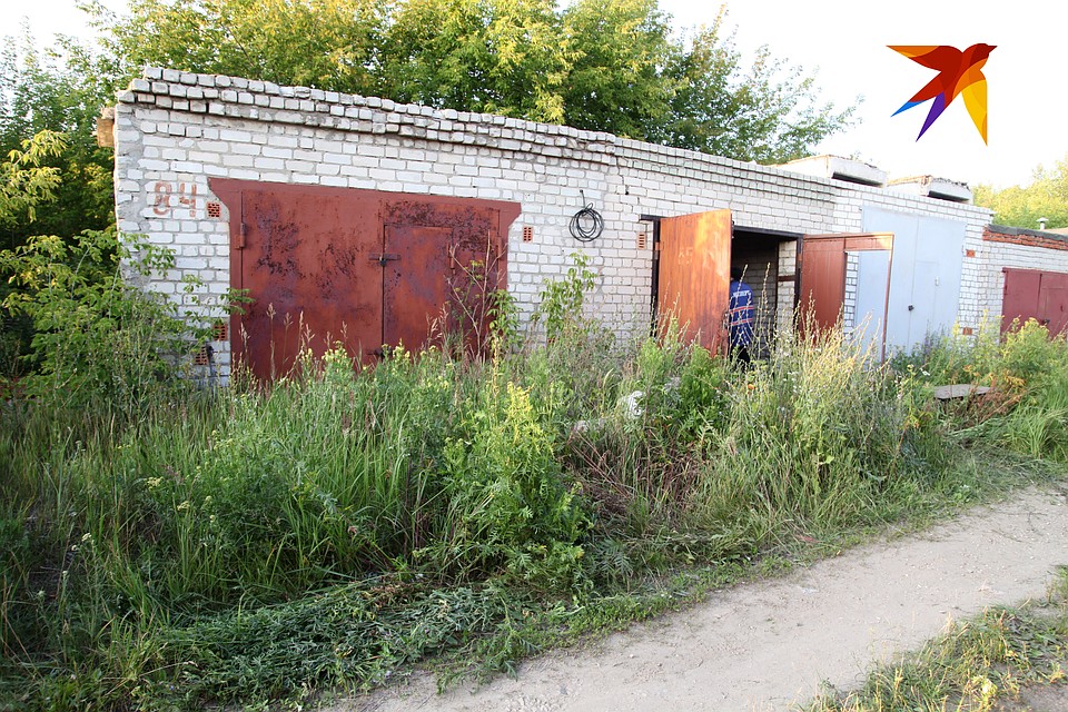 Гараж, в котором обнаружили 85 черепов и сотни костей.