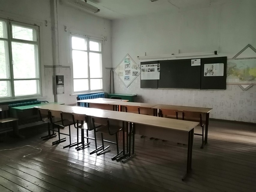 Местные жители говорят, что несмотря на отсутствие капремонта, в здании можно учиться