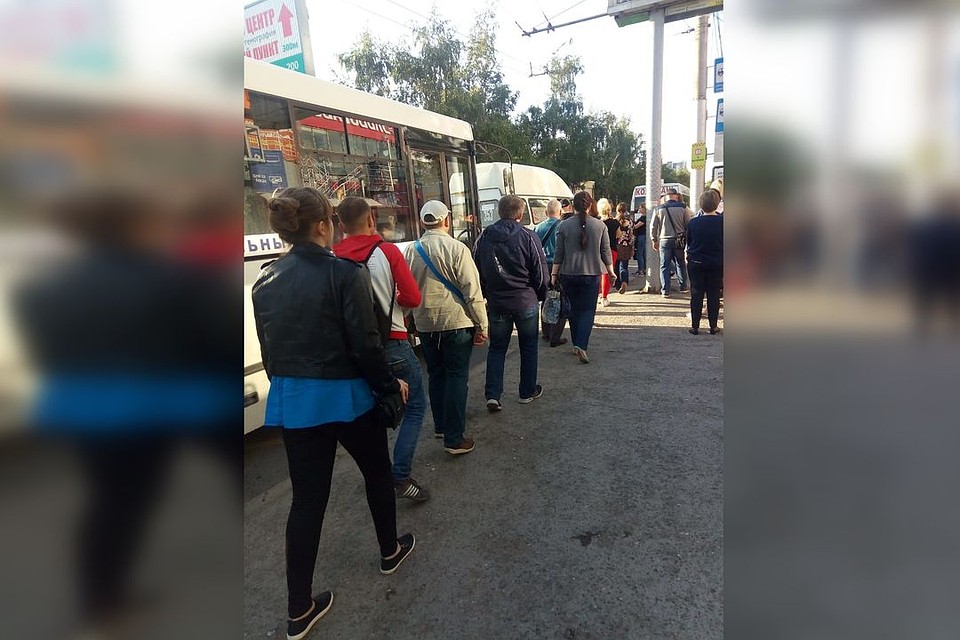 Очередь на маршрутку в Гвардейский начинается от станции метро. Фото: читатели КП-Новосибирск.