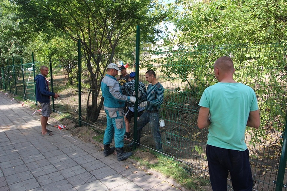 После установки нового прозрачного забора вход на территорию для посторонних снова закрыли. Фото: Иван МАРКОВ