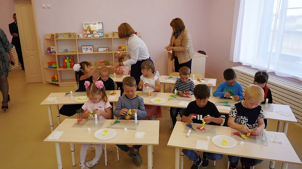 Обычная картина дети на занятии, вот только все они подставные. Фото: скриншот с видео