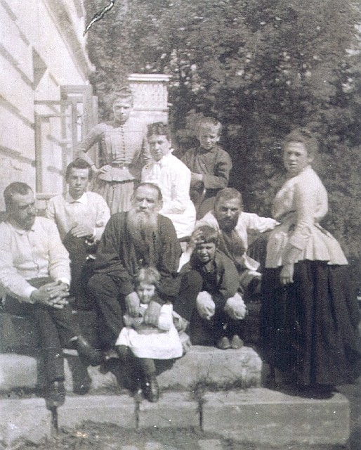 Л. Н. Толстой с женой и детьми. 1887 год