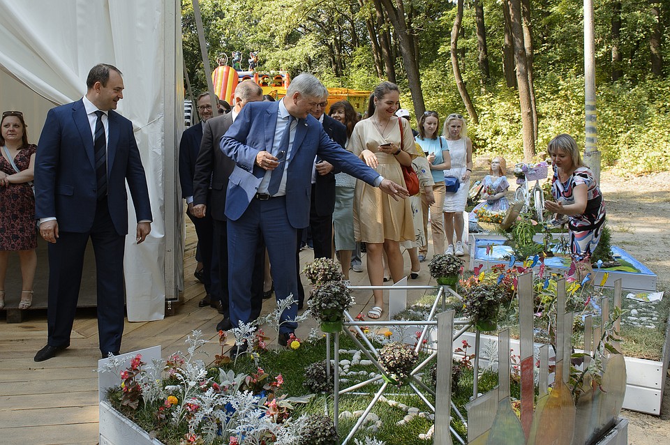 Александр Гусев посмотрел фестивальные работы.