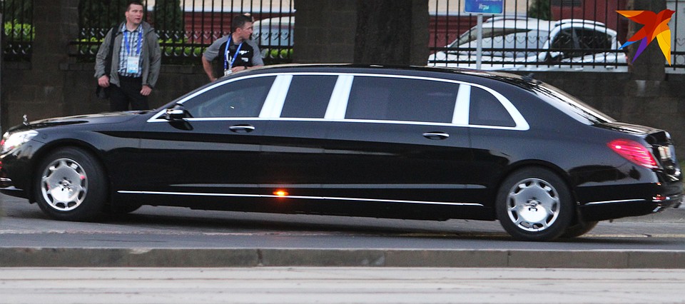 В автопарке президента появился новый бронелимузин Mercedes-Maybach Pullman Guard за 1,4 миллиона евро. Фото: Геннадий МОЖЕЙКО