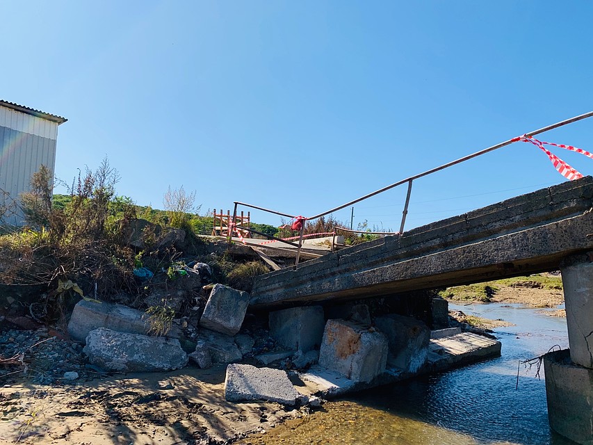 Сейчас уровень воды в реке Щитовая невелик, но преодолеть ее, не замочив ноги, весьма затруднительно Фото: Алексей САМУСЬКОВ
