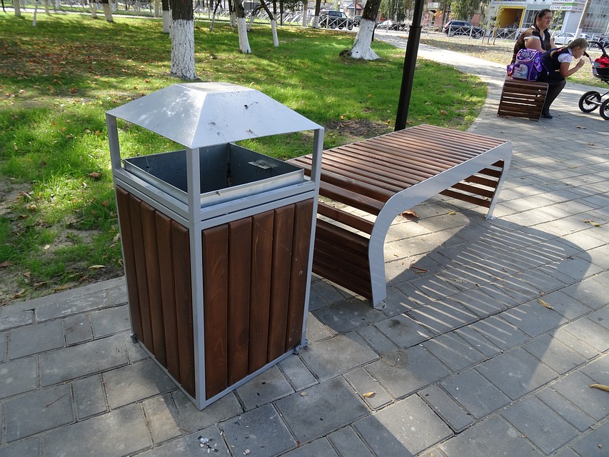 Урны стоят почти у каждой лавочки Фото: Валерия ПРОНИНА
