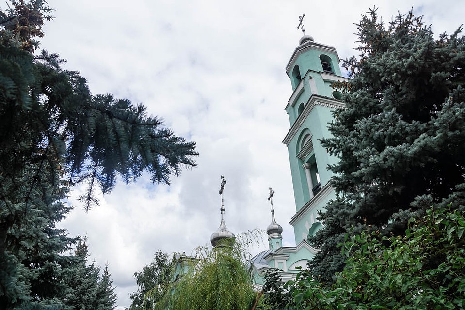 Храм тонет в зелени Фото: Светлана МАКОВЕЕВА