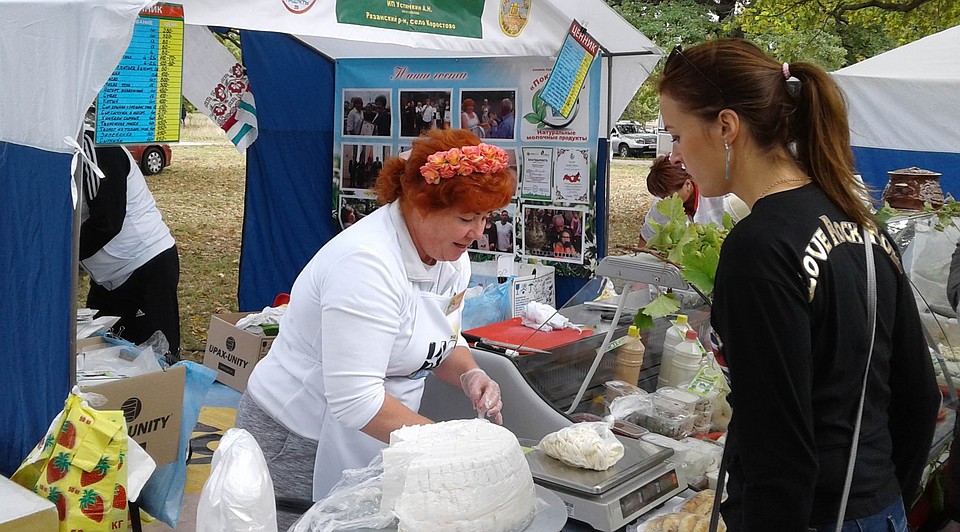 В торговых рядах купить можно было все, что душе угодно: и продукты питания, и сувениры Фото: Владимир ФРОЛОВ