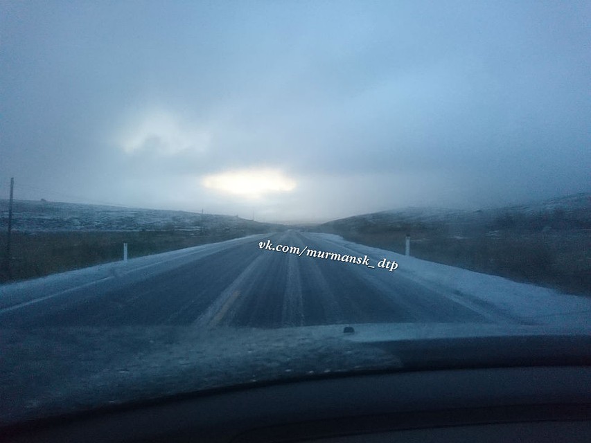 Для зимней резины еще рано, а вот на летней уже скользко. Фото: vk.com/murmansk_dtp