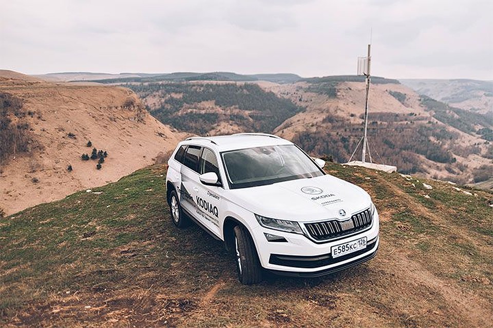 На большом и удобном автомобиле ŠKODA можно ехать по живописным горным дорогам.