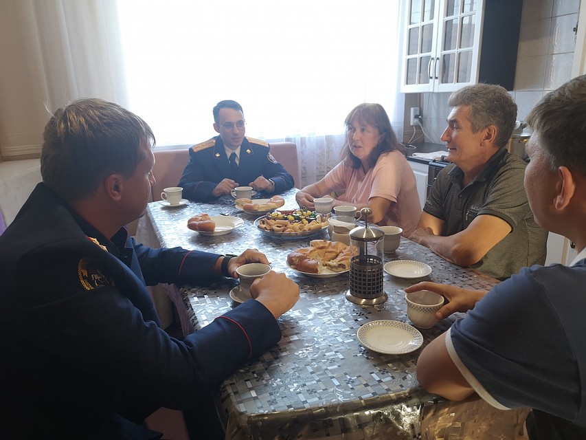 Поздравить супругов с новосельем пришли сотрудники Следственного комитета. Фото: Следком по РБ