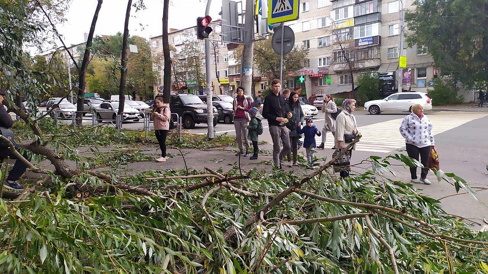 Это улица Энгельса - людный тротуар. Фото: Валерий ЗВОНАРЕВ