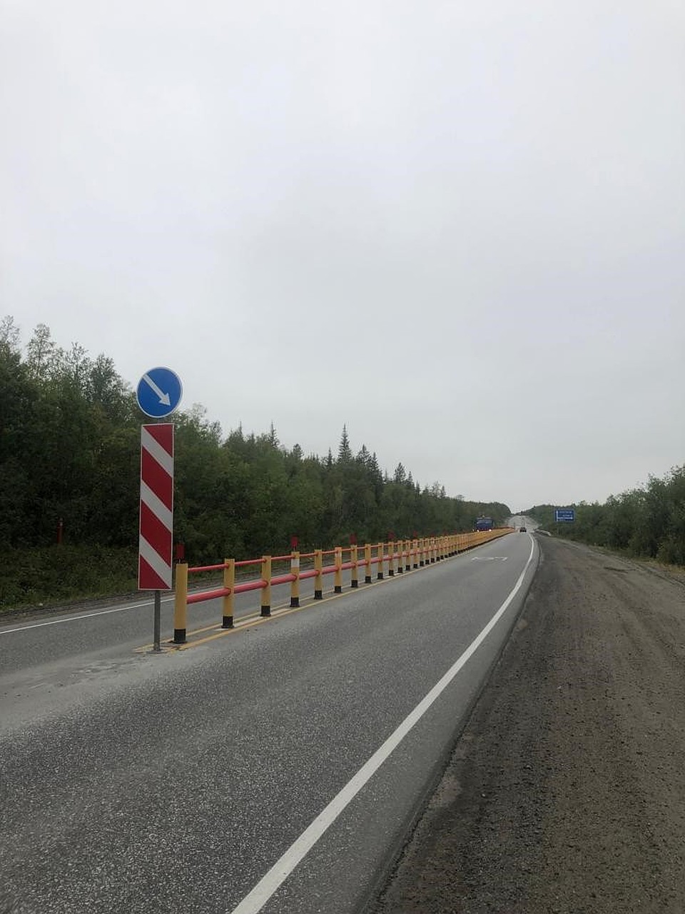 Пластиковое разделительное ограждение на оживленной трассе Апатиты - Кировск.