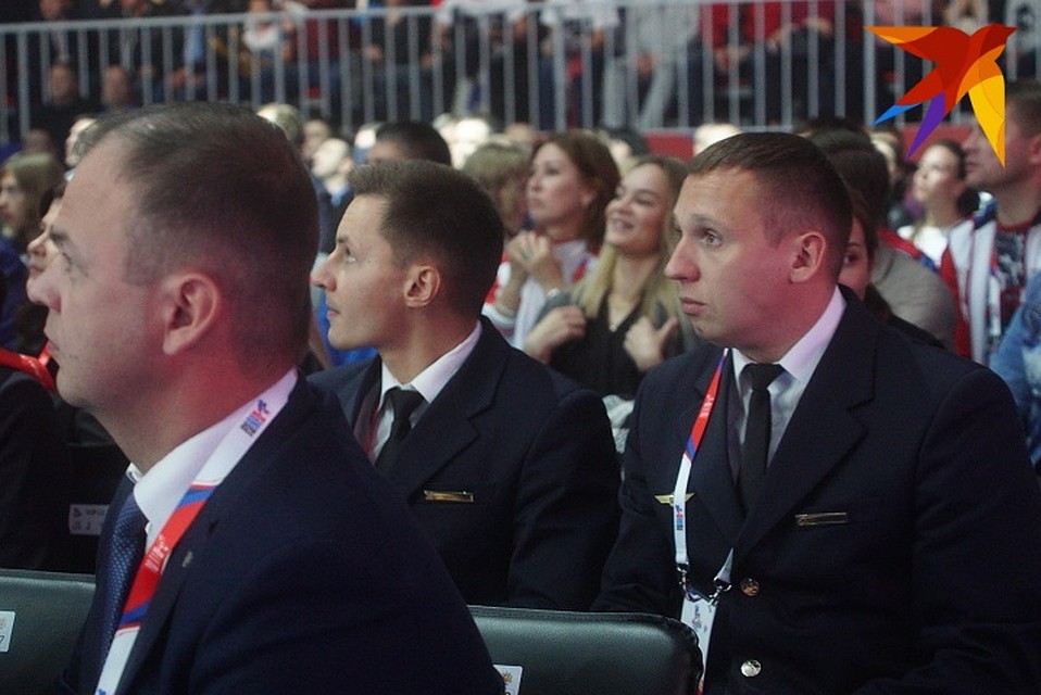 Экипаж А321 уже приглашали на спортивные мероприятия. В августе бортпроводники и пилоты открывали матч ФК "Урал" Фото: Алексей БУЛАТОВ