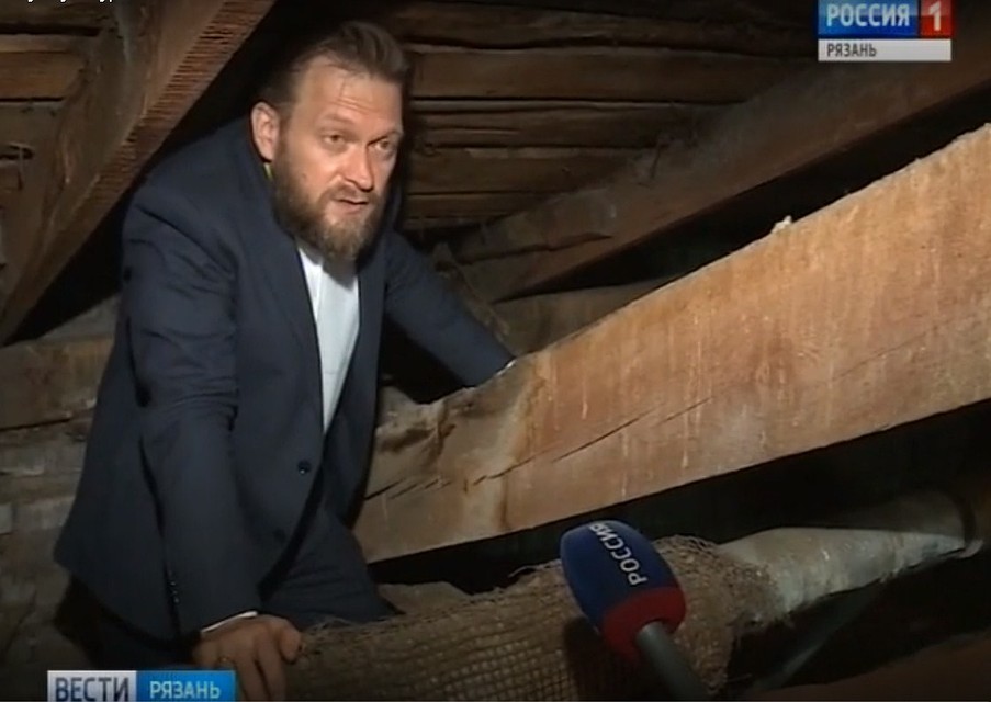 Арсений Миронов на чердаке здания филиала пытается убедить съемочную группу ГТРК "Ока", что продолжать учебу здесь опасно, но никаких документов не показывает.