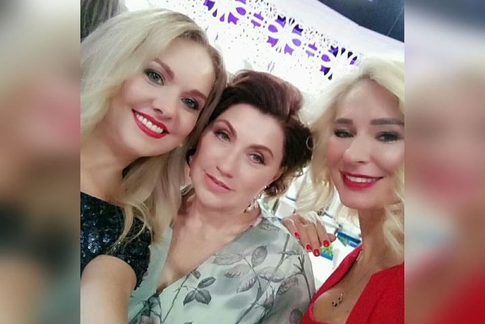 Сибирячки сфотографировались с ведущей Розой Сябитовой. Фото: личный архив.