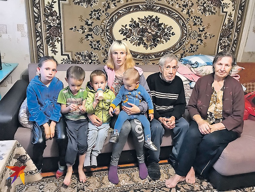 Семья Александры Егоровой: здесь рады любой помощи - и поношенной обуви, и любой одежонке. Фото: Дина КАРПИЦКАЯ