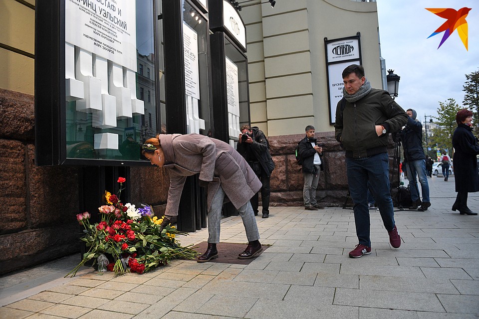 Поклонники несут цветы к стенам театра "Ленком" Фото: Михаил ФРОЛОВ