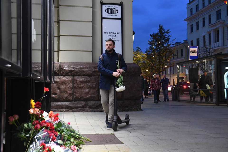 Поклонники таланта режиссера несут цветы к театру "Ленком" Фото: Михаил ФРОЛОВ