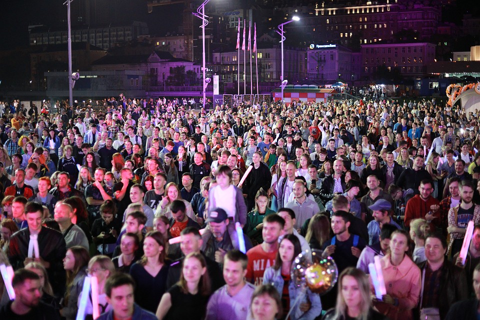 Жители и гости города заполнили центральную площадь Фото: Вадим ПОПОВ