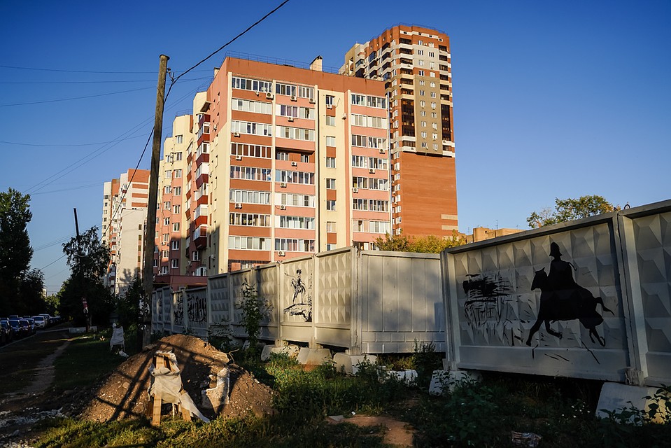Красивое граффити, и не очень симпатичное окружение Фото: Светлана МАКОВЕЕВА