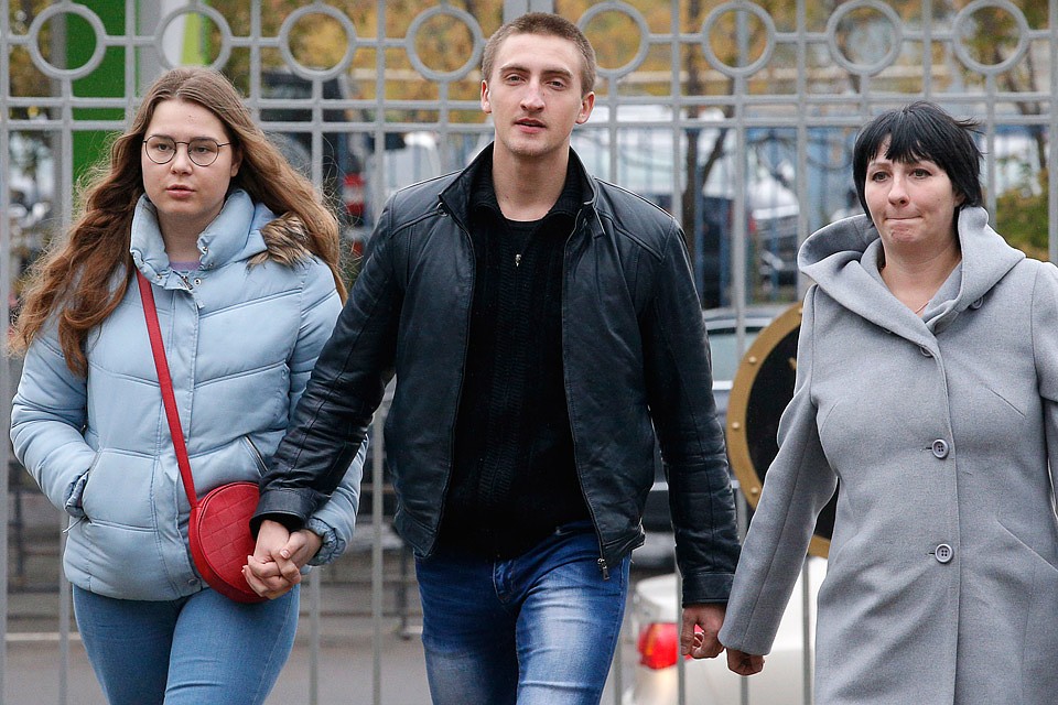 Павел Устинов, осужденный ранее за нападение на бойца Росгвардии в ходе несогласованного митинга, его девушка Екатерина и сестра Юлия перед началом рассмотрения апелляции. Фото Сергей Карпухин/ТАСС