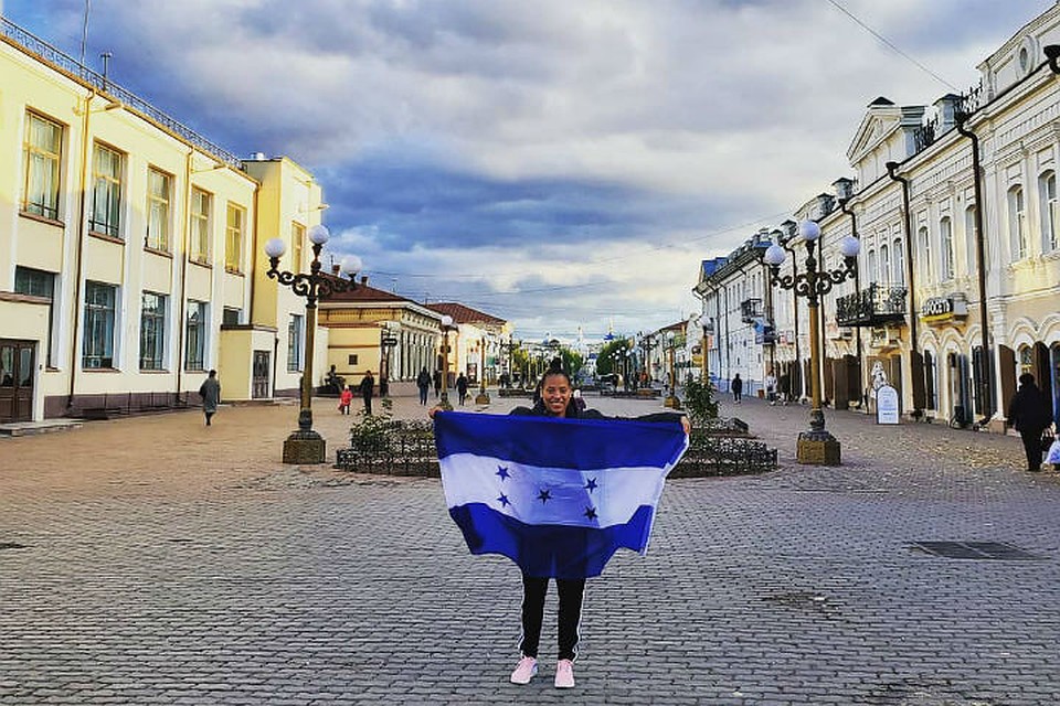 Накануне соревнований девушка гуляет по Улан-Удэ, делая снимки на память. Фото: mantun92.