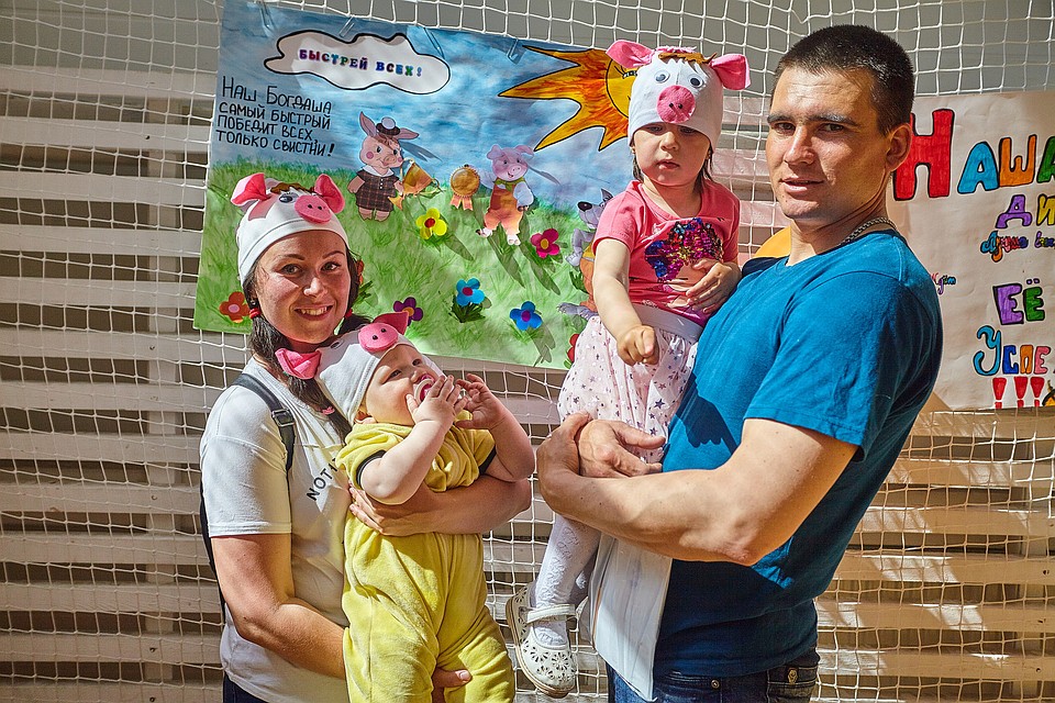 Поддержите своих маленьких чемпионов командной газетой. Фото: Дарья ХВАТКОВА
