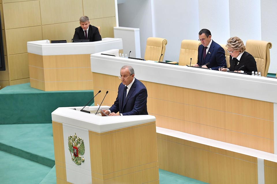 Валерий Радаев выступил с докладом перед сенаторами