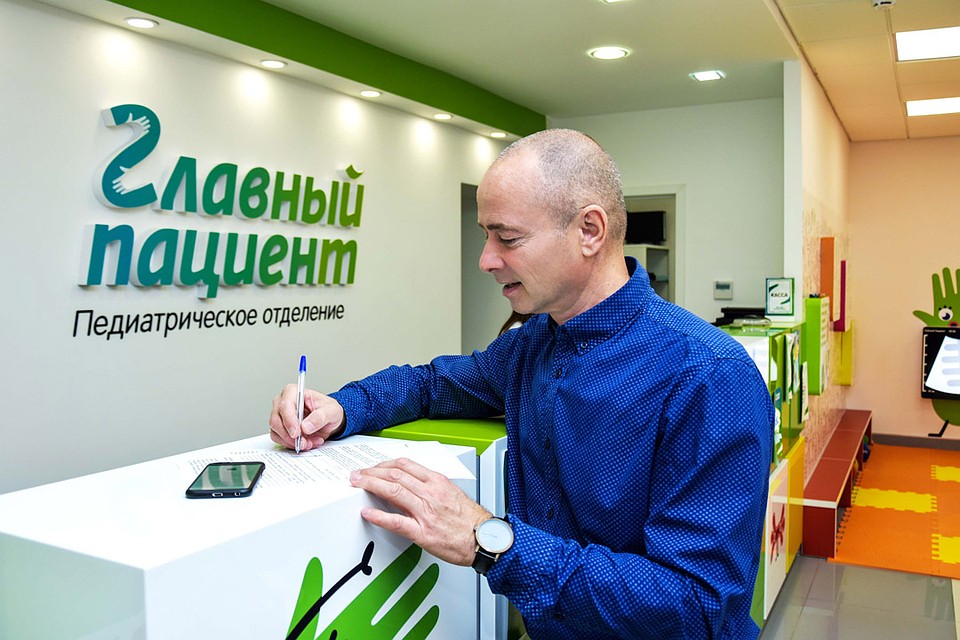 Перед обследованием ребенка с родителем обязательно подписывают договор. Фото: Алена МАРТЫНОВА