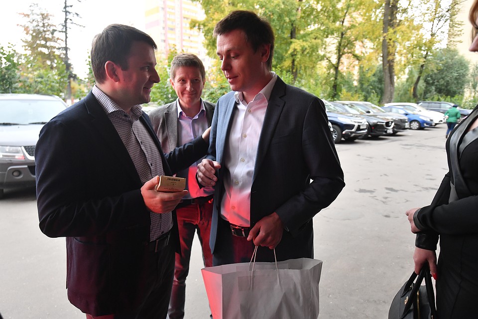 Вячеслав Тимашков воспользовался визитом министра на открытие центра «Мой бизнес» и вручил ему свою продукцию.
