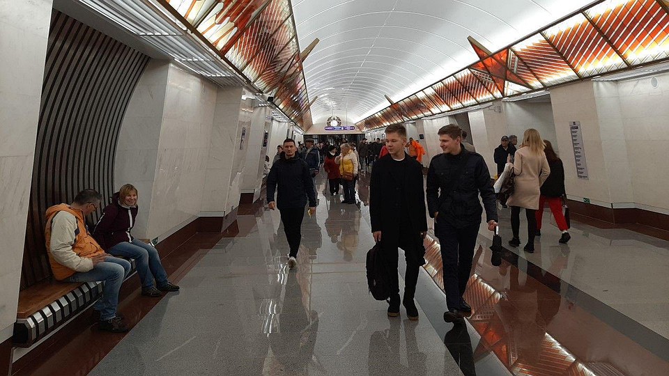 Столько улыбчивых людей в метро можно увидеть только сегодня. Фото: Сергей ВОЛЧКОВ