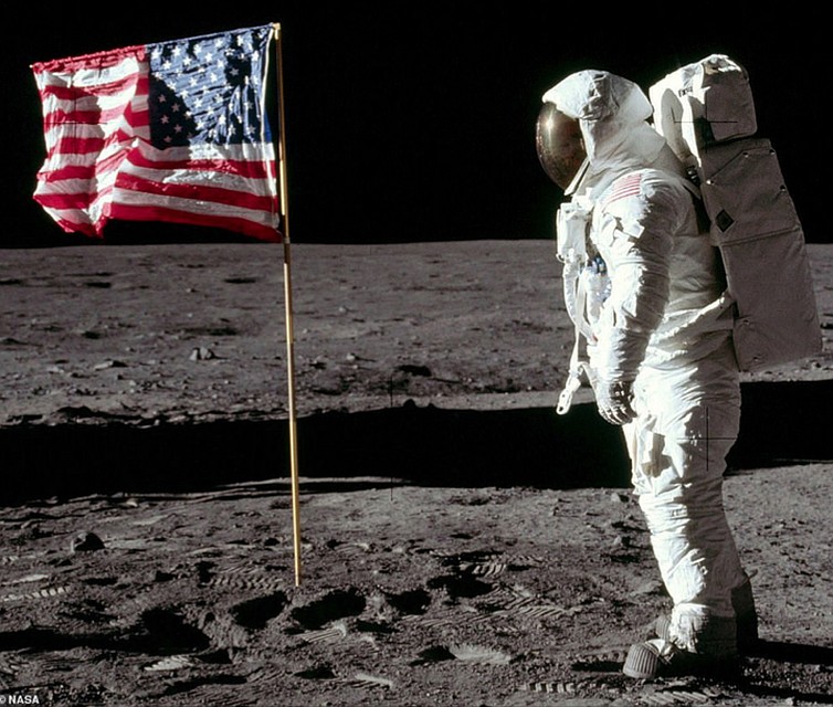 Фото из архива NASA, которое "проявил" Энди Сандерс.