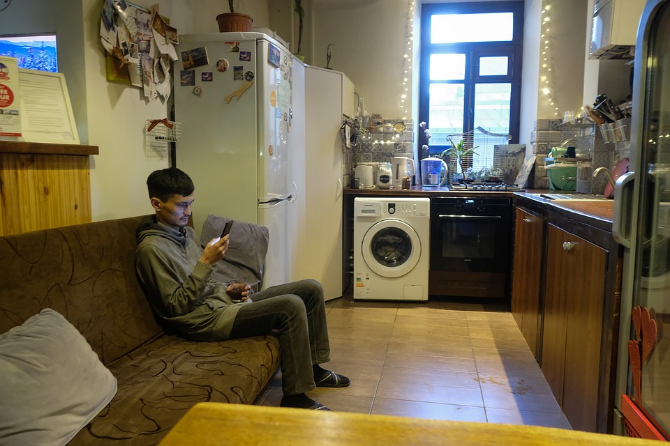 Меблированные и гостевые комнаты тоже предполагают «места для проживания и сна, приготовления и потребления пищи». Фото: Артем КИЛЬКИН