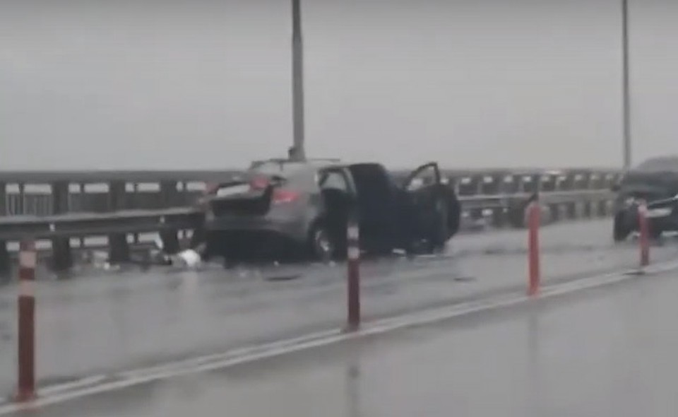 Стоп-кадр с любительского видео: ДТП на автодорожном мосту