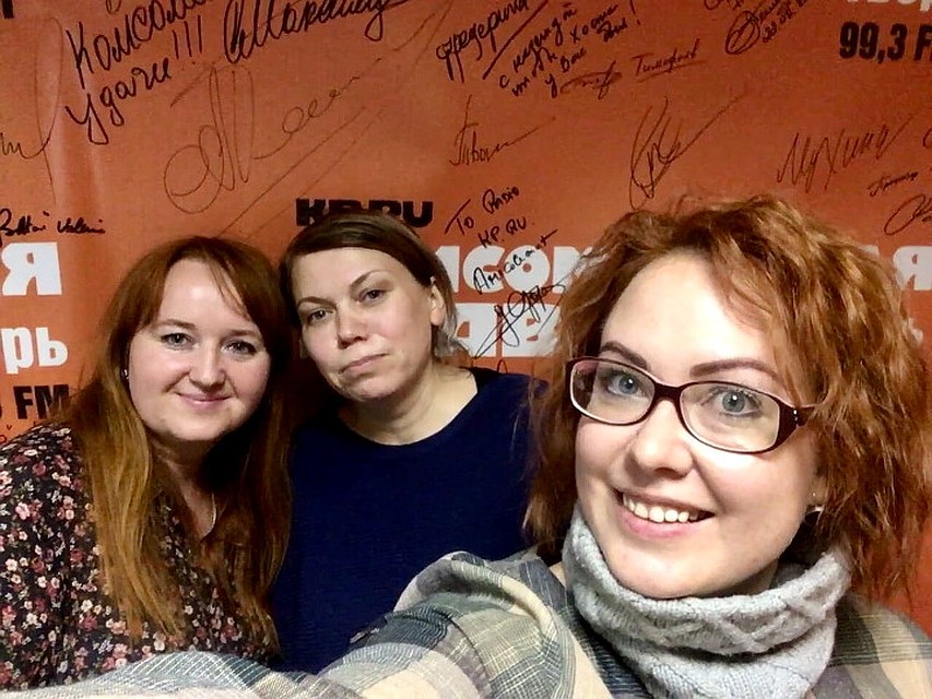 Беседа с режиссером замдиректора ТЮЗа прошла в эфире радио "Комсомольская правда". Слева-направо: Ирина Тарасова, Вероника Вигг, Анна Брусова. Фото: Анна Брусова