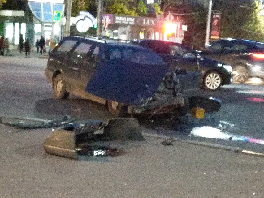 Приора» врезалась в «Мицубиши Оутлэндер» Фото: Яна ШЕЛЕСТ