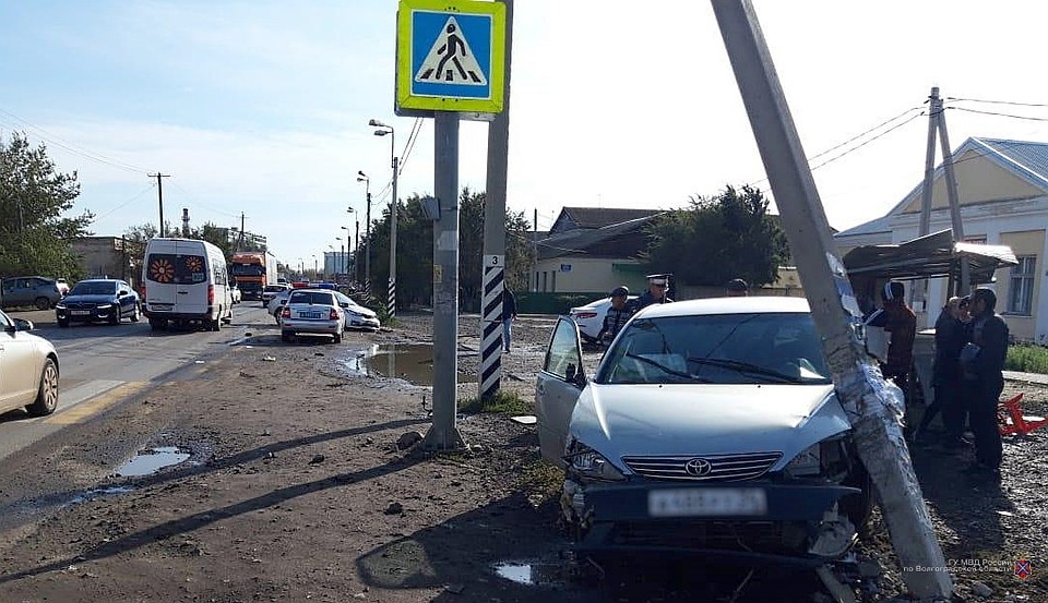 Под колеса "Тойоты" попали три продафщицы, одной из них торвало ногу. Фото: ГУ МВД по Волгоградской области
