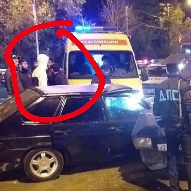 Некоторые увидели призрака в этом человеке, одетом в белое. Якобы он - один из погибших Фото: СОЦСЕТИ