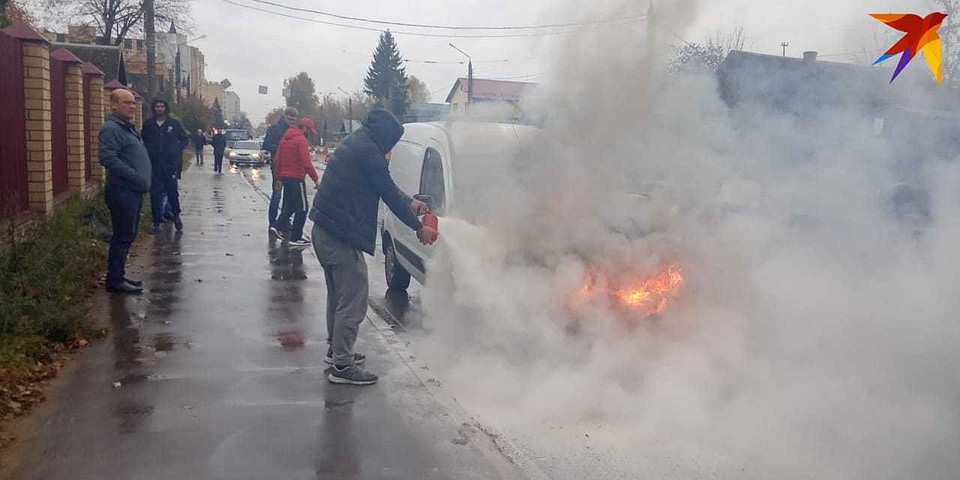 На улице Благоева в Твери загорелась иномарка Фото: Виктория ТУШКОВА