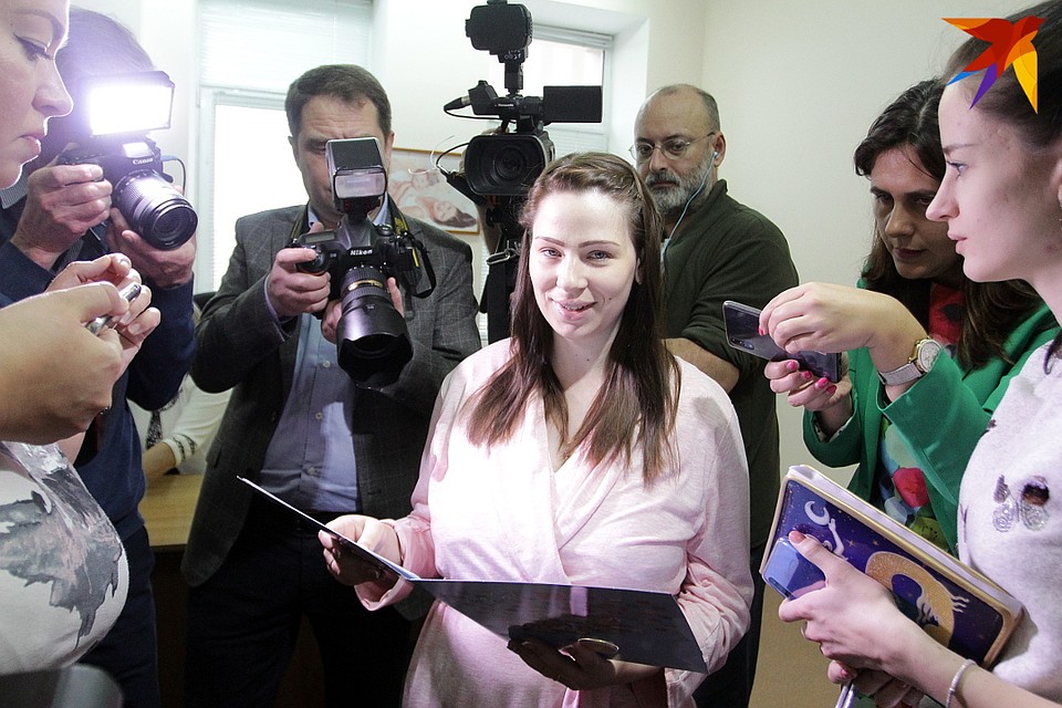 Молодую маму Анну Уткину со свидетельством о рождении сына Дмитрия обступили журналисты. Фото: Ирина ТАРАСОВА