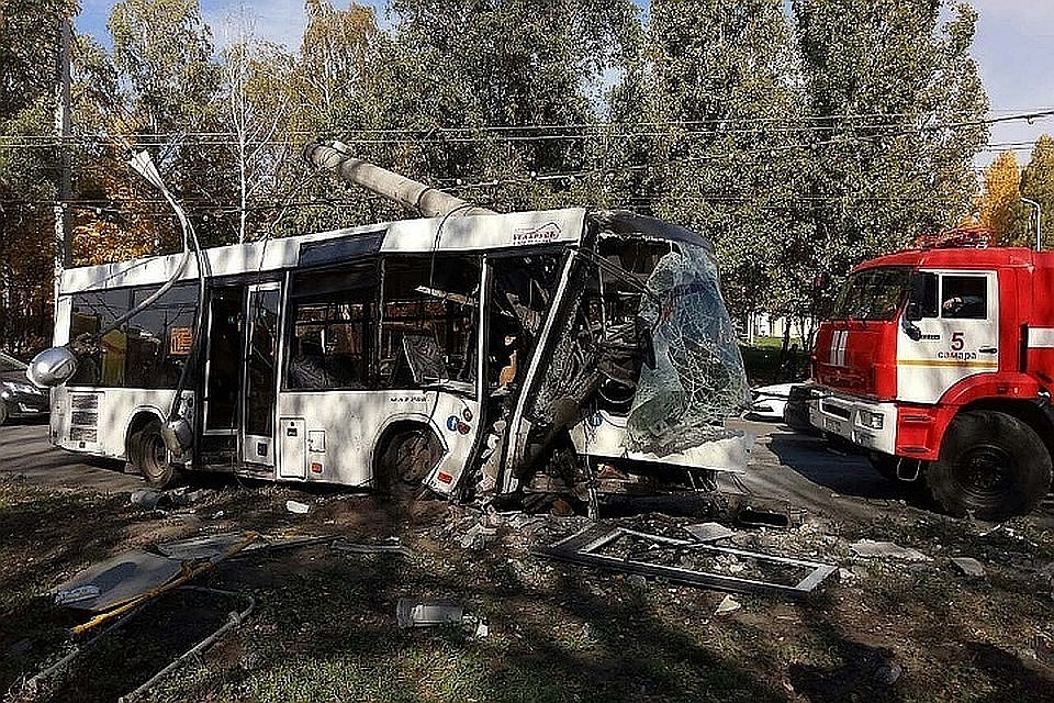 Это все, что осталось от влетевшего в столб автобуса