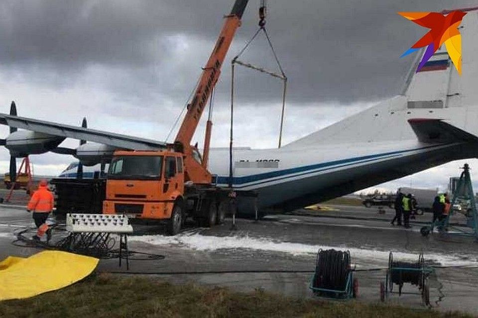 В Кольцово начали эвакуировать аварийно севший военный самолет. Фото: Читатель "КП"