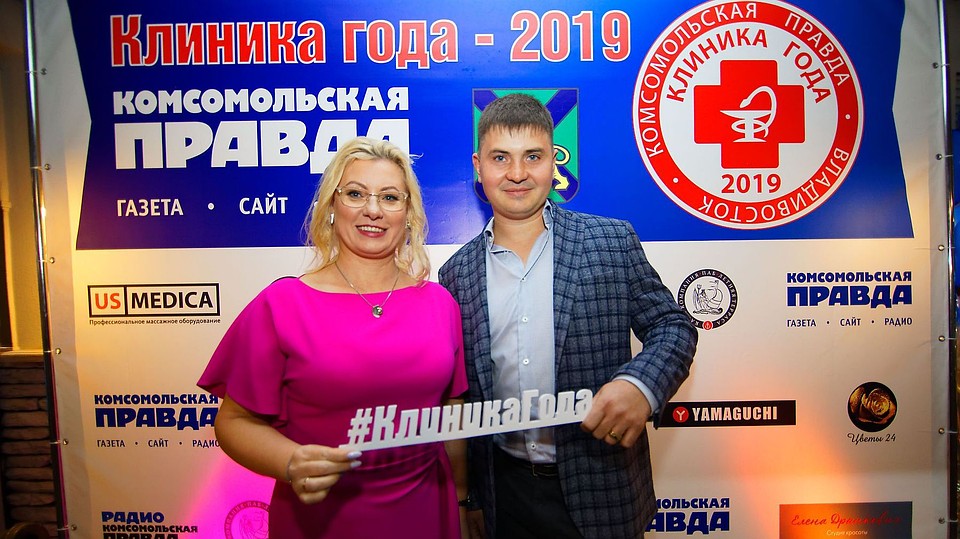 Врио главного врача ГАУЗ «ККЦ СВМП» Надежда Горелик и «Доктор года – 2019» Дмитрий Осмоловский. Фото: Роман Савин