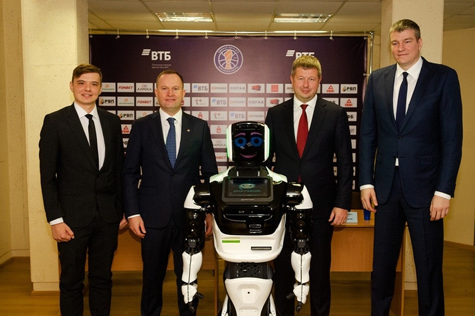 На подписании договора о сотрудничестве. Фото: предоставлено компанией Promobot.