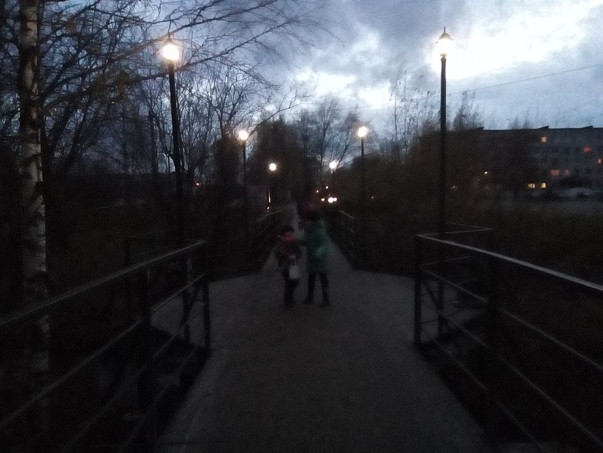 Теперь мост снова погружен в темноту. Фото со страницы "ВК" "Княжпогостские вести".