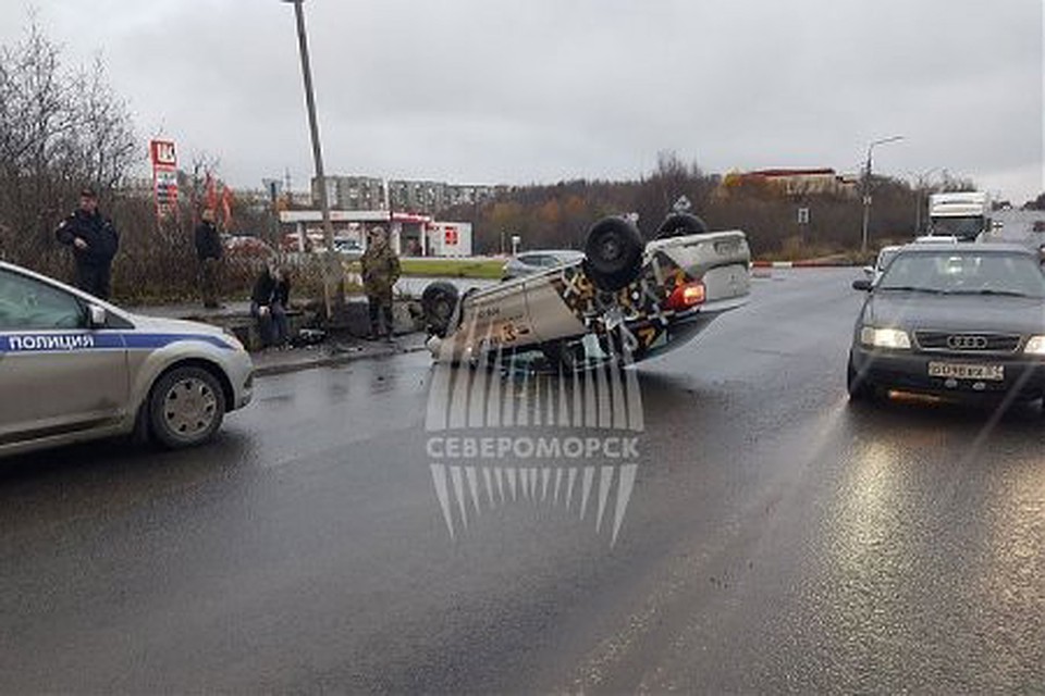 Делая сальто в такси, его водитель сломал руку. Фото: Североморск Life